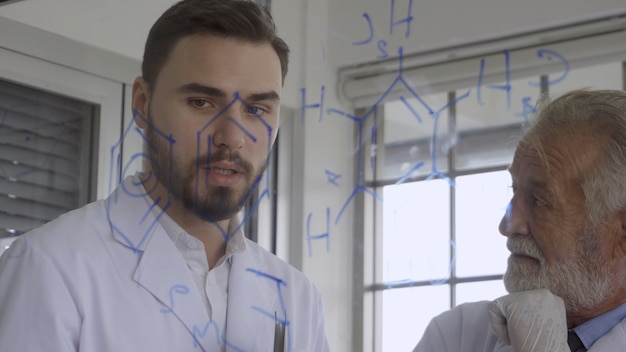 Cientista trabalha com equipamentos científicos em laboratório.