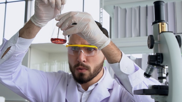 Cientista trabalha com equipamentos de ciência em laboratório. Conceito de pesquisa científica.