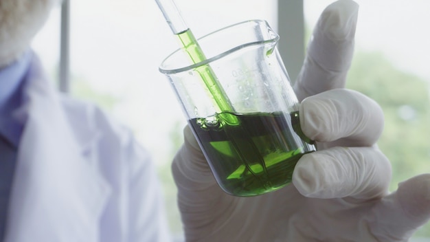 Cientista trabalha com equipamentos de ciência em laboratório. conceito de pesquisa científica.