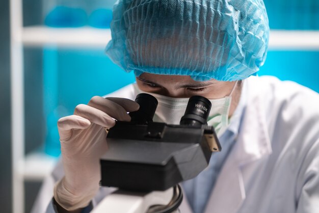 Foto cientista trabalhando com equipamento científico no termo de pesquisa de ciência de laboratório para medicina por química, biologia e biotecnologia, químico trabalhando em teste de experimento médico para hospital