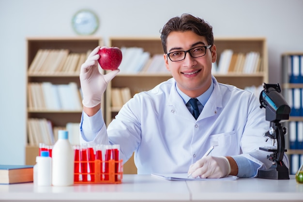 Cientista trabalhando em frutas e legumes orgânicos