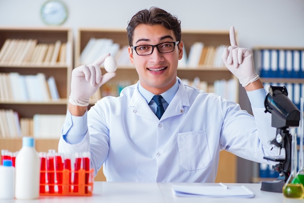 Cientista trabalhando em frutas e legumes orgânicos