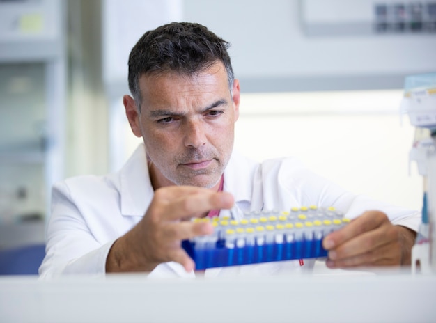 cientista trabalhando em laboratório de biologia