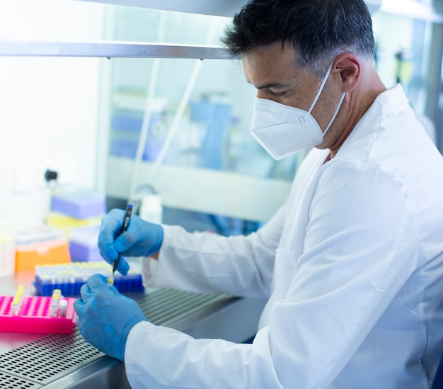 cientista trabalhando em laboratório de biologia