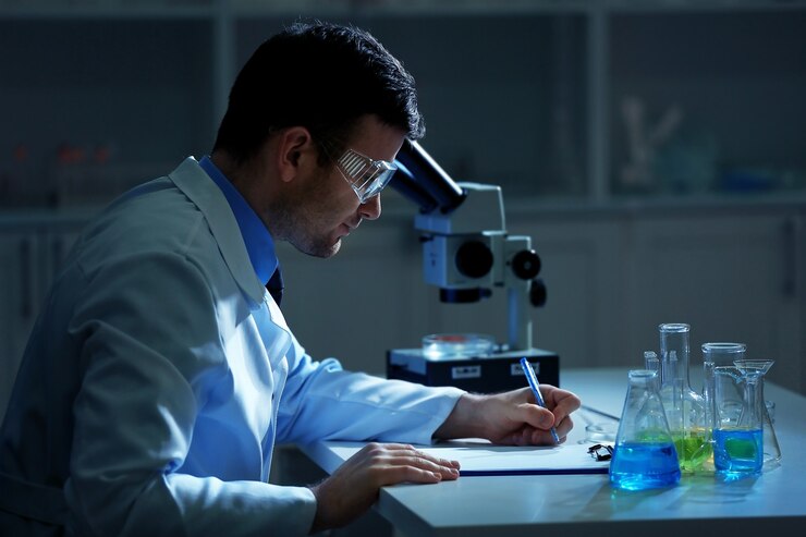 Foto cientista trabalhando em um laboratório