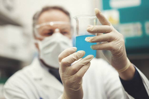 Cientista trabalhando em um laboratório