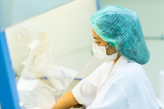 Cientista um trabalho algo teste em laboratório, ciência e tecnologia de conceito