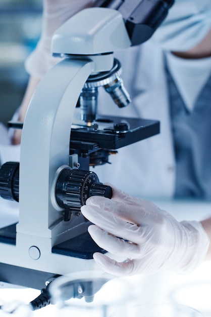 Cientista usando microscópio em laboratório