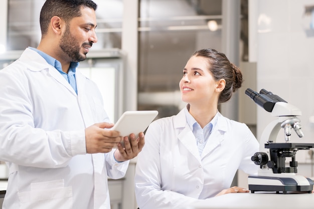 Cientistas de laboratório trabalhando em projeto de pesquisa