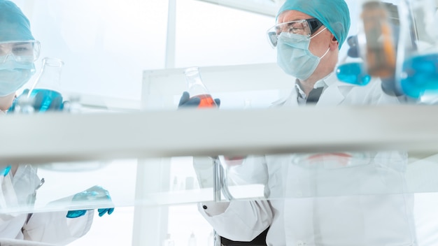 Foto cientistas e médicos modernos trabalham em um laboratório médico. foto com uma cópia-espaço.