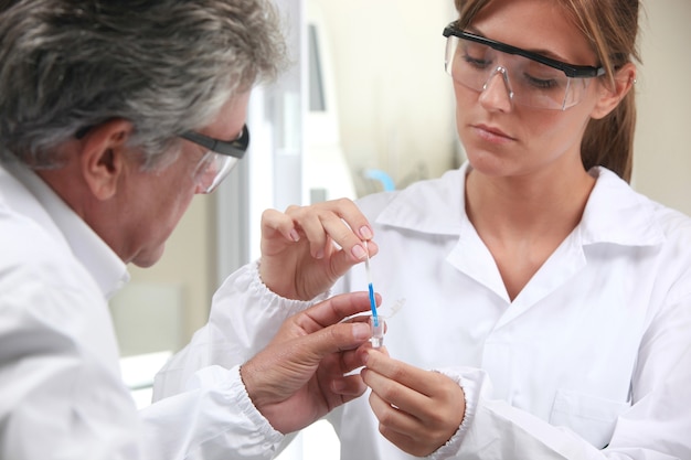 Cientistas fazendo análises técnicas e químicas de milho e soja