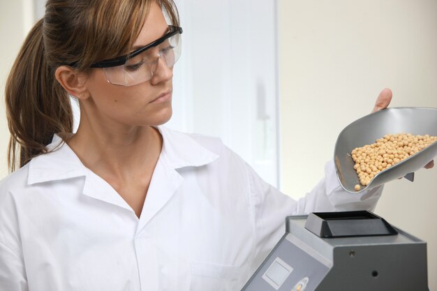 Foto cientistas fazendo análises técnicas e químicas de milho e soja