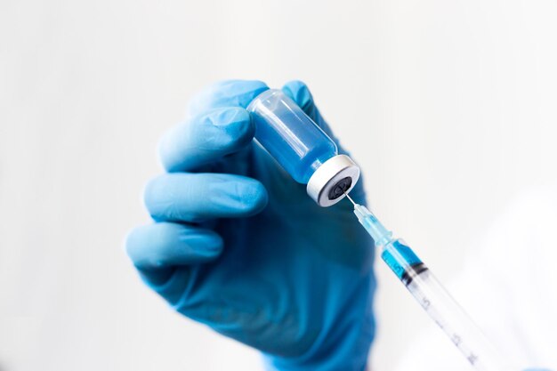 Cientistas ou médicos recolhem amostras virais para análise de preparação e produção de vacinas
