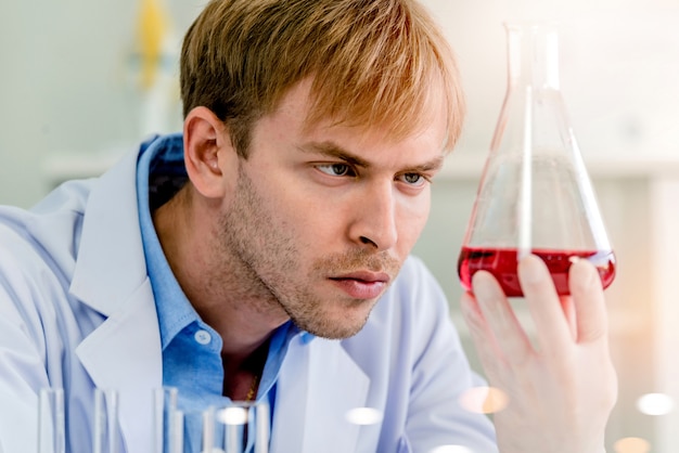 Cientistas que trabalham no laboratório