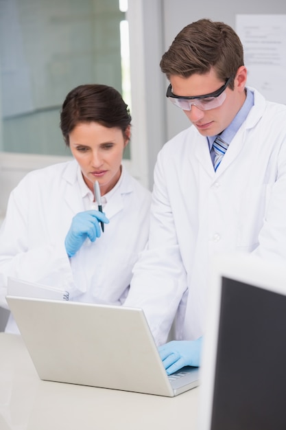 Cientistas que usam laptop