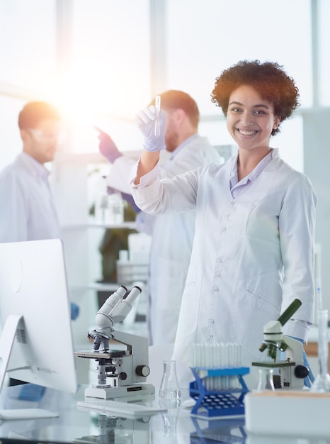 Foto cientistas sorridentes olhando para os braços da câmera cruzados em laboratório