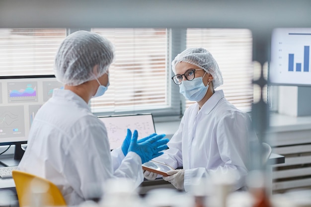 Cientistas trabalhando em equipe no laboratório