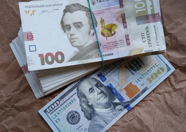Foto ciento 100 dólares contra el hryvnia