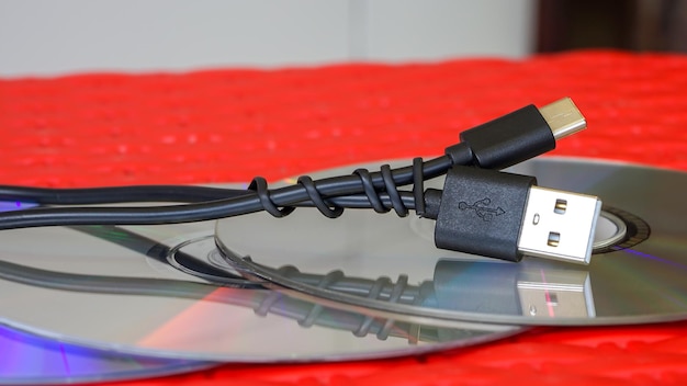 Foto cierra el cable usb y el cd