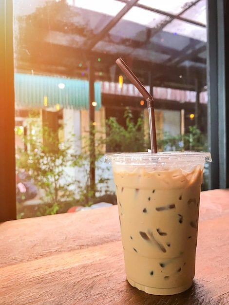 Cierra el café helado en la cafetería.