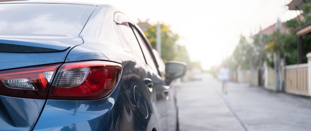 Cierra el coche en la calle en un viaje por carretera en el fondo de la puesta de sol para el transporte, el viaje de la naturaleza al vehículo, el paisaje del automóvil, la luz del sol para el viaje, el viaje, el verano y el estilo de vida.