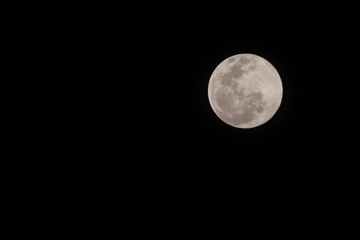 Cierra la luna llena amarilla en el cielo negro