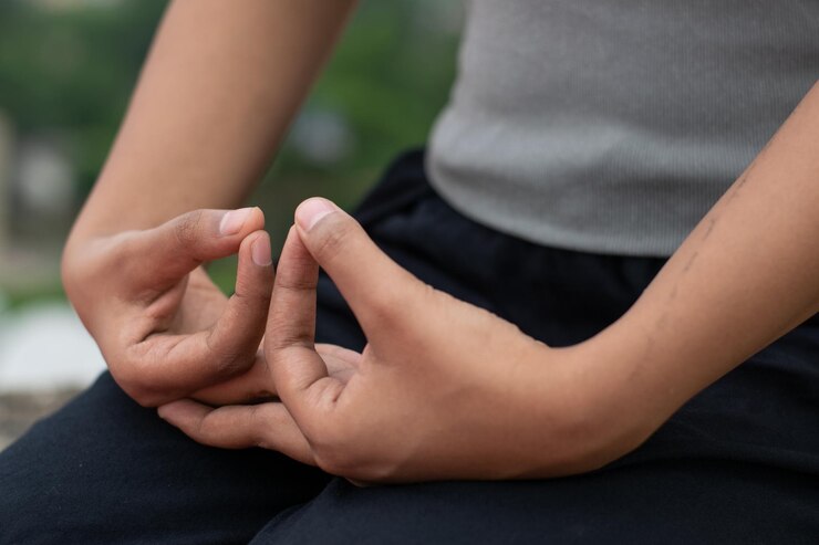 Cierra una mano femenina con los dedos en Gyan mudra símbolo de sabiduría Niña india practica yoga