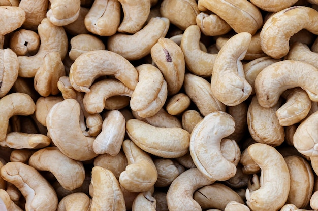 Cierra muchas nueces de caju.