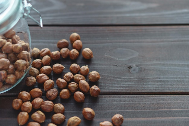 Cierra la nuez de avellana marrón en el escritorio de madera. Avellana vegetariana saludable y orgánica. lugar para texto