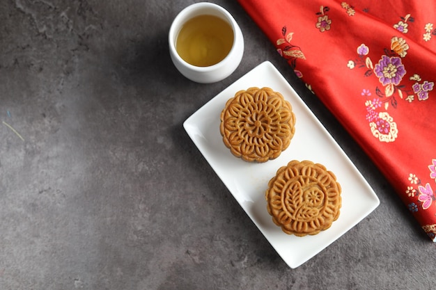 Cierra los pasteles de luna con fondo negro. Mooncake es una panadería china tradicional