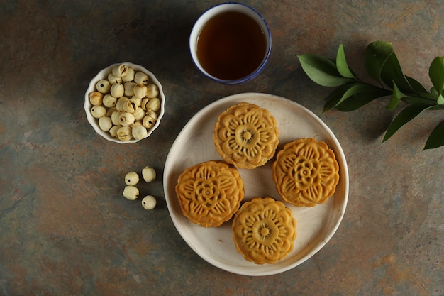 Cierra los pasteles de luna con fondo negro. Mooncake es una panadería tradicional china.