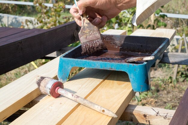 Cierra el pincel en la mano y pinta sobre la mesa de madera