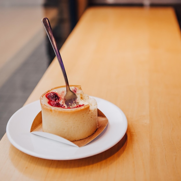 Cierra el postre de imagen cuadrada, una magdalena sabrosa. Bocadillos en café de la calle