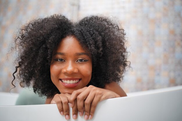 Cierra el retrato de una alegre sonrisa de niña afro con felicidad en la mañana