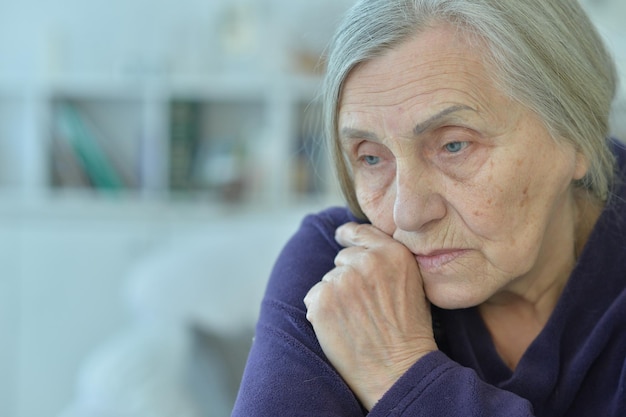 Foto cierra el retrato de una anciana cansada en casa