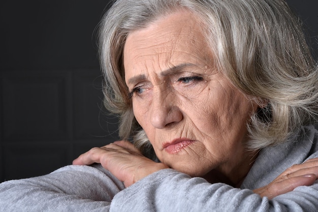 Foto cierra el retrato de una anciana cansada en casa