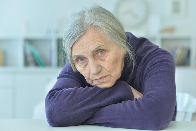 Foto cierra el retrato de una anciana cansada en casa