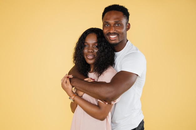 Cierra el retrato de una hermosa mujer africana sonriente y su guapo novio