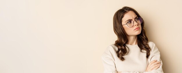 Foto cierra el retrato de una mujer con problemas complicados con gafas frunciendo el ceño y mirando disgustada de pie