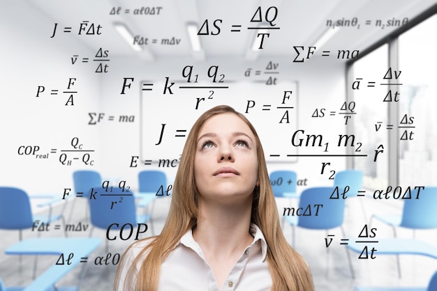 Foto cierra el retrato de una mujer rubia parada en una clase con sillas azules y una pizarra. fórmulas en segundo plano. 3d renderizado doble exposición