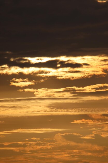 Foto cierra el sol con una nube frente a él en el crepúsculo del atardecer