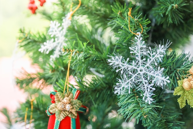 Cierre de adornos y accesorios de copos de nieve en el árbol de Navidad con espacio de copia