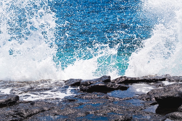 Cierre de agua cristalina con olas.