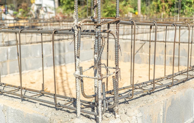 Cierre las barras de refuerzo de acero de construcción en el sitio de construcción.