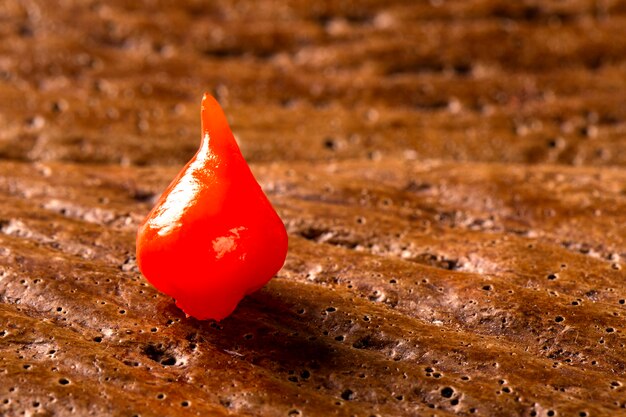 Cierre Biquinho Red Pepper. Capsicum Chinense sobre una mesa de madera.