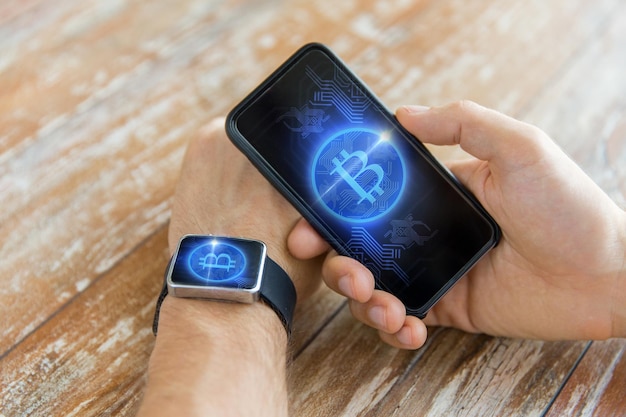 cierre de bitcoin en el teléfono inteligente y el reloj inteligente