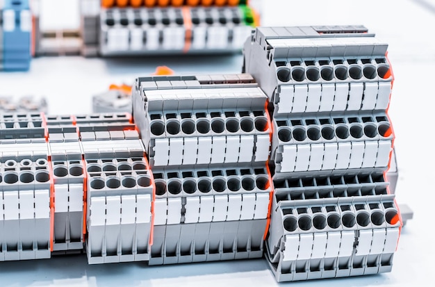 Cierre los bloques de terminales de los conectores de cableado