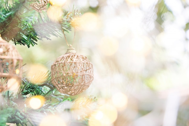 Cierre de bola de oro para Navidad o año nuevo fondo de decoración