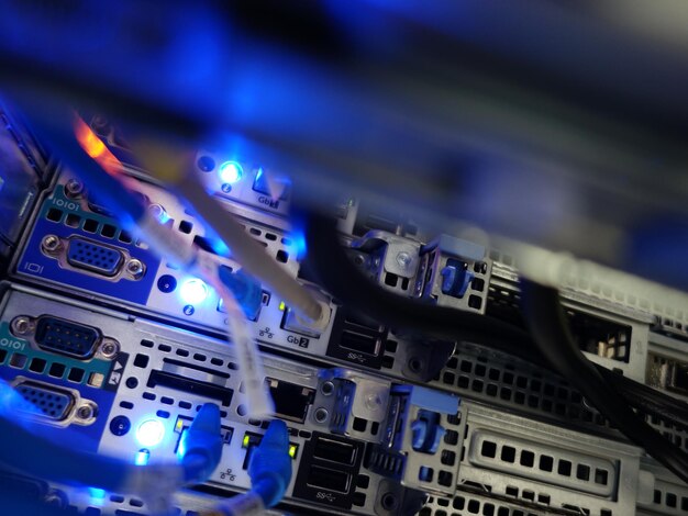 cierre de cables de red conectados a racks de servidores en la sala del centro de datos