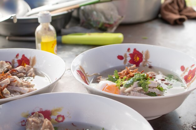 Cierre de cocinar fideos vietnamitas con sopa que contiene vermicelli de arroz.